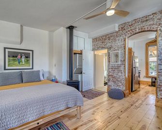 The Brick Unit B on F st Downtown Salida! - Salida - Bedroom
