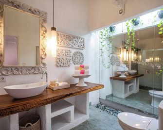 PinkPrivate Sanur - for Cool Adults Only - Denpasar - Baño
