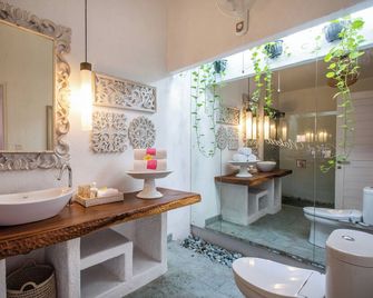 PinkPrivate Sanur - for Cool Adults Only - Denpasar - Baño