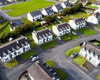 Modern three bedroom house in Bundoran - Bundoran Luxury Apartments and Holiday Homes - Bundoran - Building