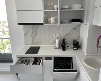 Luxury Westpark One Bedroom Suite Lake View W5 - Bucharest - Kitchen