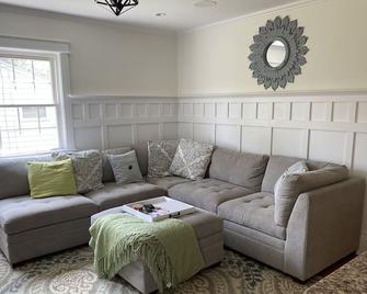 Charming 3 Bdrm Home-Less than 1 mile from Village of Skaneateles-with Parking - Skaneateles - Living room