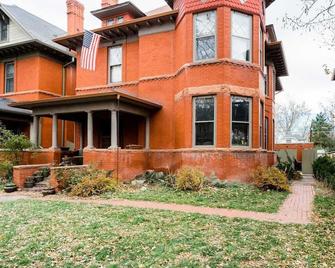 Relax at a Cozy Garden Apt in Leafy Cheesman Park - Denver - Edifício