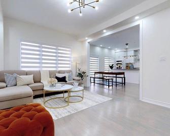 Globalstay. 4-Bedroom Detached House Nea - Georgina - Living room
