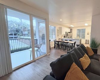 Spacious 3 Bedroom, Close Venice Beach - Marina del Rey - Living room