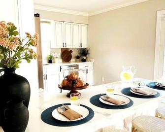 Cozy 2BR Home near Idlewild Park\n - Easton - Jídelna