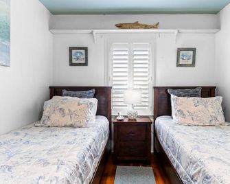 Ocean Breeze Bungalow - Cocoa Beach