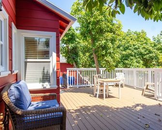 Comfy Red Farmhouse gives you Rest and Relaxation - Camarillo - Balkon