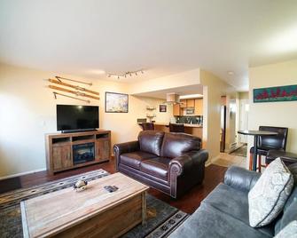 Mountain Townhome in Downtown Driggs, Minutes from Grand Targhee - Driggs - Living room