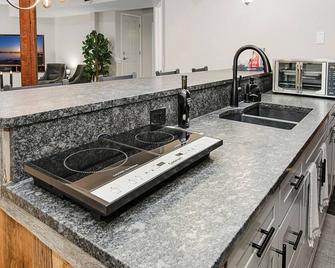 Escape to Modern Mountain Retreat Near Top Ski Resorts w/ Hot Tub! - Gypsum - Cocina