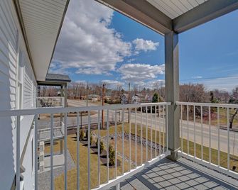 Rustic Charm Meets Modern Luxury: Stylish 2br, 1ba Apartment - Auburn - Balcone