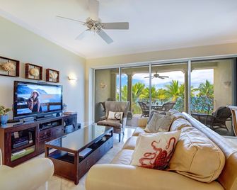 Special Discounted Rate!- Magical Oceanfront Holiday - Grace Bay Beach 1/2 Bed - Grace Bay - Living room