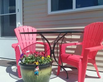 Country setting, rolling hills #1 at Beach Mirage Suites - Brook Park - Patio