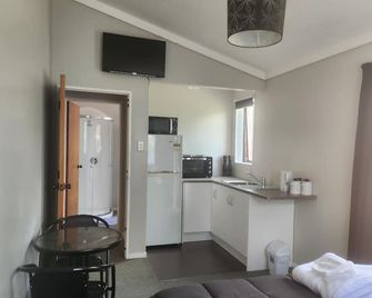 Cosy studio walking distance to shops rails. 45 minutes from the city - Upper Hutt - Cucina