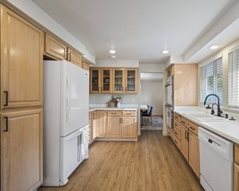 Waterfront Spanaway lake -Private Dock, Kayaks, Sleeps 15 -AC - Spanaway - Cocina
