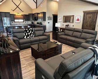 Whispering Pines Cabin - Valemount - Living room