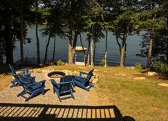 Cozy cottage on Hadlock Lake with 85 feet of land dock! - Fort Ann - Βεράντα