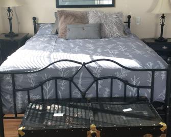 Beautiful Private Boutique Suite. Cozy & Quiet. Coffee Bar, Parking & Movies! - Langley - Bedroom