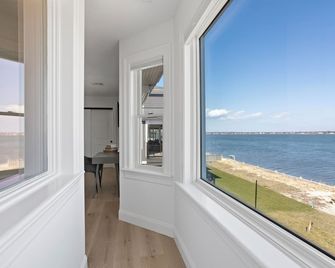 Exclusive Bayfront Oasis Awaits You In East Quogue - East Quogue - Balcón