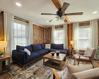 Charming Farmhouse in Oneonta, NY, 2 Mins away from Cooperstown All Star Village - Oneonta - Obývací pokoj