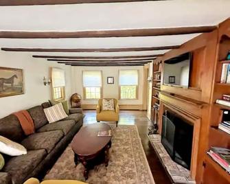 Historic Hideaway with Lake Access! - South Salem - Sala de estar