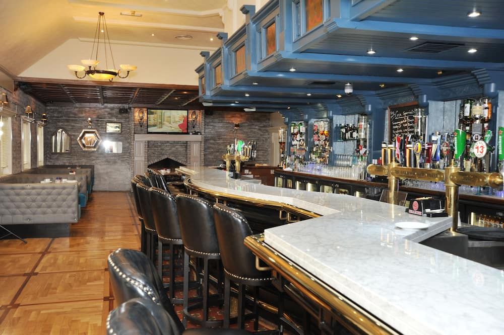 Treacys Oakwood Hotel - Shannon - Bar