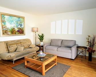 Charming 6B/4B near Cambrian - Work or vacation ready! - San Jose - Living room