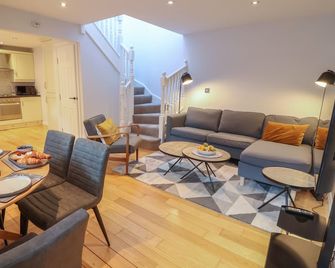 Spring Rose - Bedale - Living room