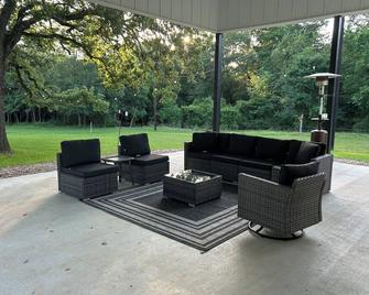 Little House on the Creek- 15 min from The Franklin Ranch 30 min from Kyle Field - Franklin - Patio