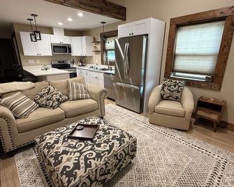 Cozy shop apartment with AC in charming Castle Rock, WA off the beaten path - Castle Rock - Sala de estar