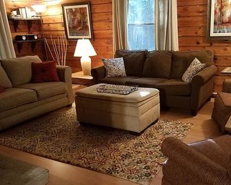 Charming cedar log cabin nestled in the woods, footsteps from Rowley's Bay - Ellison Bay - Sala de estar