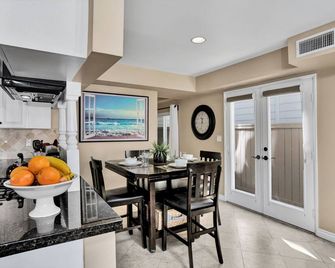 2min Walk to the Beach, A/C, Beach Cruisers, Tesla charger, 100+ 5 Star reviews. - Newport Beach - Spisestue