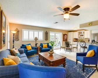 Near Busch Gardens Sunny Florida Retreat with Pool! - 帕姆港 - 客廳