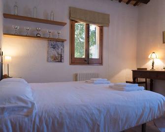 Farmhouse up to 18 pax, perfect for families and groups of friends - Serinyà - Habitación