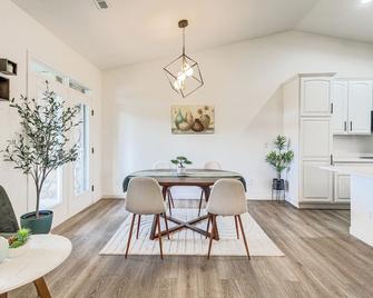 Seasonal Pool, Balcony Quiet and Cozy Aurora Condo! - Parker - Dining room