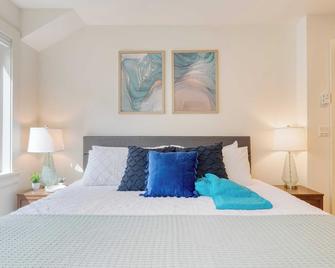Lolis Place by Avantstay Walk to the Beach + Private Hot Tub - Arch Cape - Bedroom