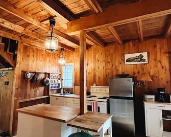 Classic Chelsea Cottage on the Gatineau River and along the famous Chelsea Trail - Chelsea - Kitchen