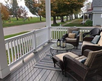 Steps from South Beach & Kid's Corner Park! - South Haven - Balcony