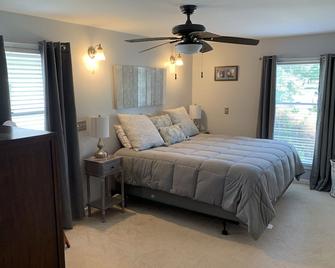 Cozy Lakefront Home - 278 Five Star Reviews - Kayaks, Sunsets & Panoramic Views - Newburgh - Habitación