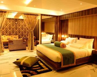 Hotel Shoolin Grand - Guwahati - Bedroom
