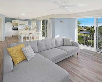Excellsior Apartments - Mooloolaba - Living room