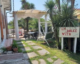 Location \'La Dolce Vita. One Bedroom Apartment Matr .Sofa For 2 + 2people - Massa - Patio