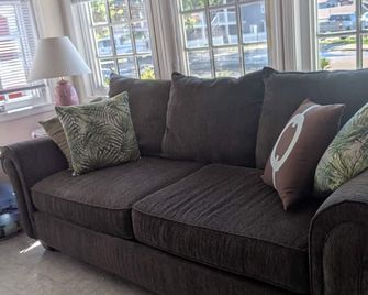 Linda Gaye's Historic Cottage Near Beach & Promenade Star # O4298 - Sylvan Lake - Living room