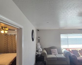 Charming 2-bedroom house with fitness room, WiFi in enjoyable Hanford - Hanford - Вітальня