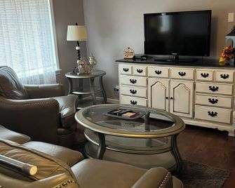 Single house 3 bed rooms bath kitchen sitting room - Savannah - Living room