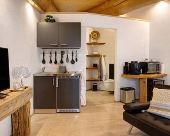 Apartment '-2-die Zwei, Studio 35qm' with Private Terrace, Shared Garden and Wi-Fi - Rosenfeld - Kitchen