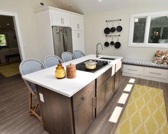 Waterfront family home with great views, full kitchen, & strong Wi-Fi. - Exmore - Їдальня