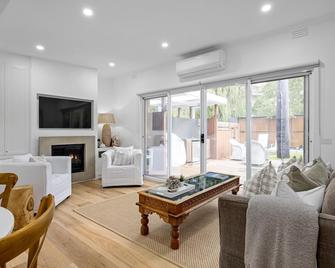 Capella Villa No. 3 - Luxurious beachside style - Blairgowrie - Living room