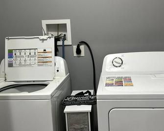 Charming 2-bedroom townhome in Baltimore with WiFi, AC - بالتيمور - مرفق الغسيل