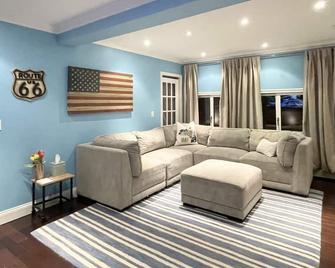 Poolside play with a relaxing hot tub, fire pit, & gazebo with a television. - Baldwin - Sala de estar